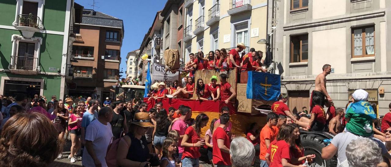 El desfile del agua de Santa Ana,  a su paso por la plaza General Ponte de Grado. | Lne