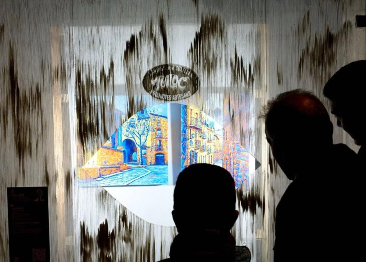 Vianants observen una de les mostres d'art al carrer