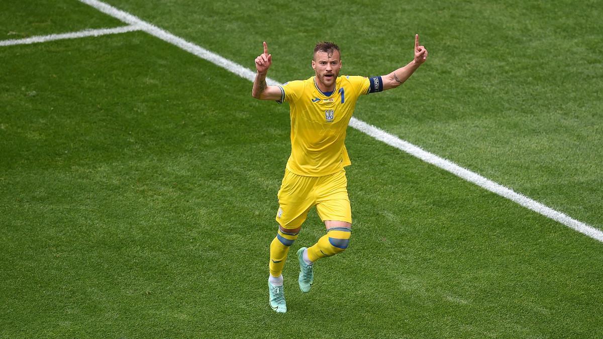 Yarmolenko celebra uno de sus goles ante Macedonia del Norte