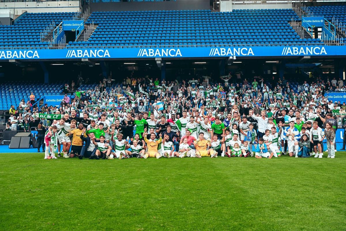 La plantilla del Elche celebra el ascenso con su afición en Riazor.