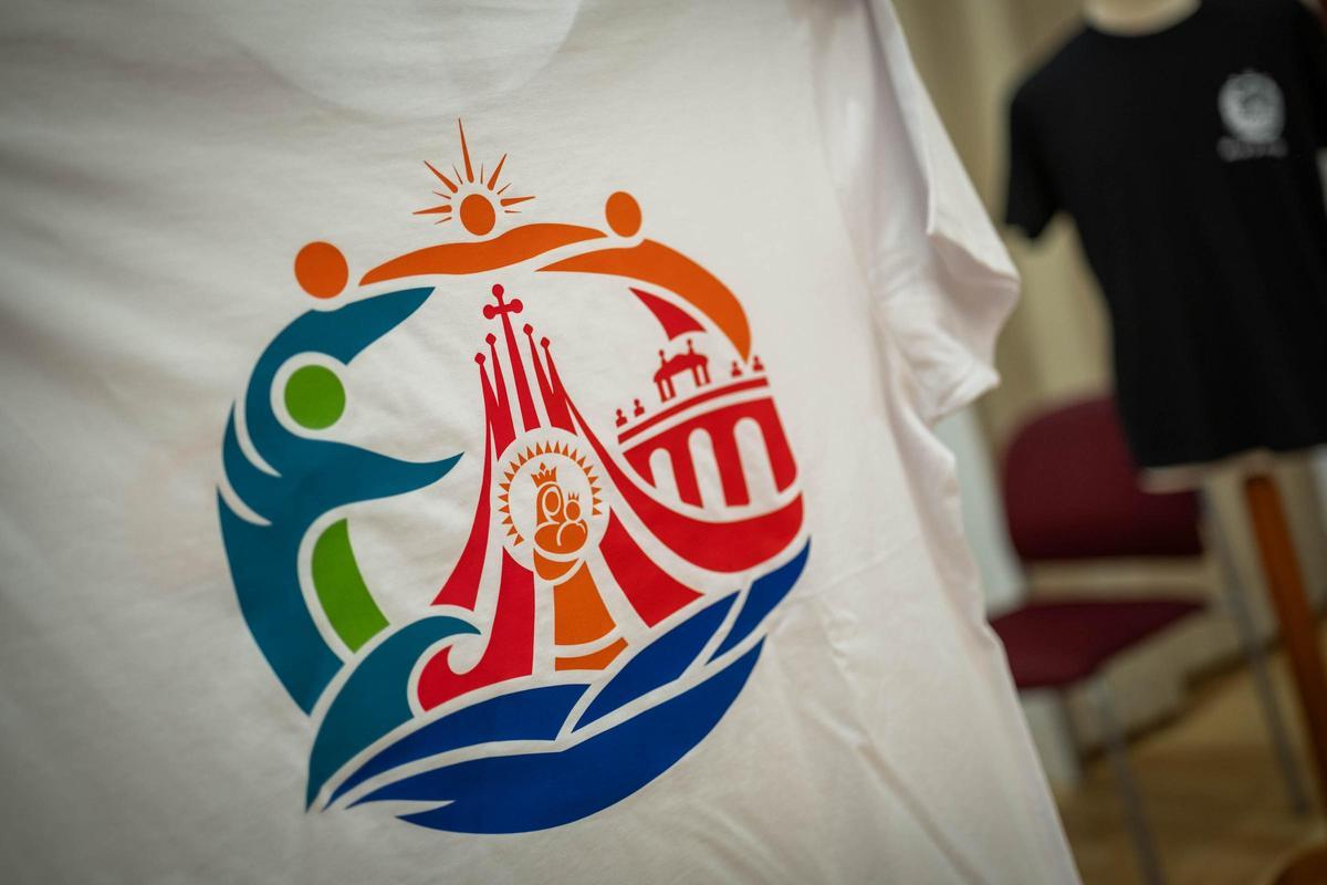 Productos promocionales de la visita del papa León XIV a Tenerife