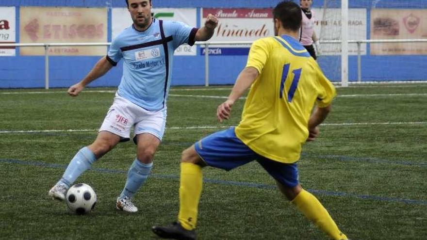 Peiteado intenta regatear a un jugador del Dubra. // Bernabé/Javier Lalín