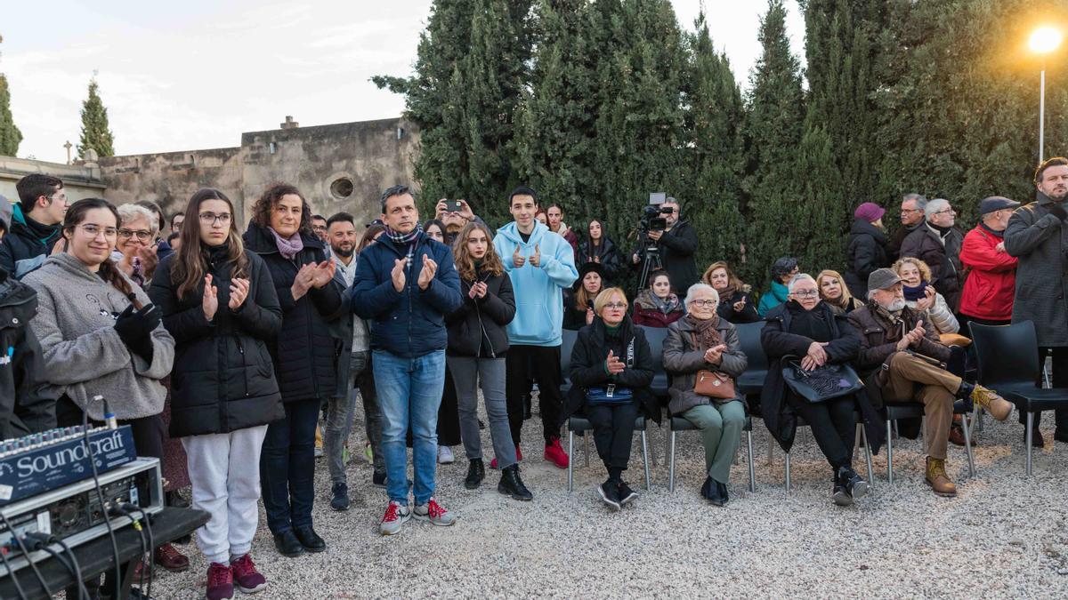 Decenas de asistentes en la inauguración del monolito en Elche en recuerdo a las víctimas del Holocausto