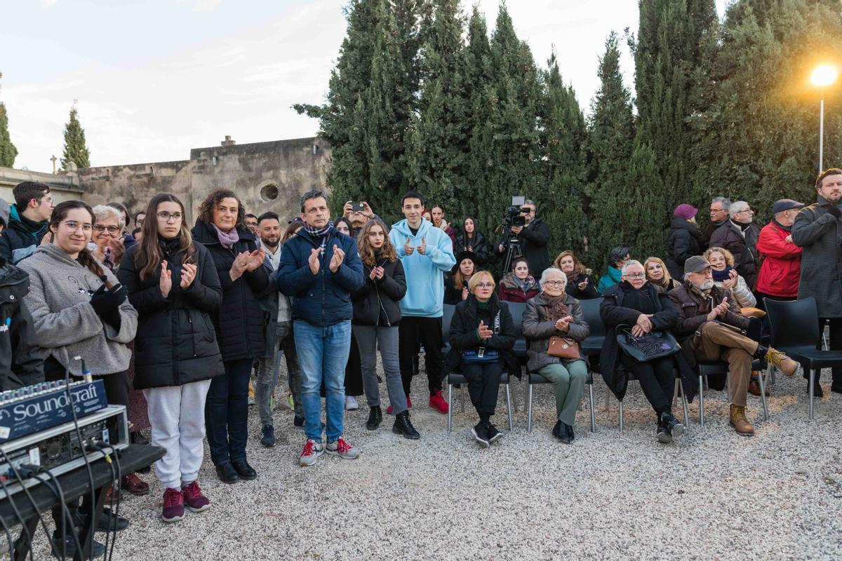 Decenas de asistentes en la inauguración del monolito en Elche en recuerdo a las víctimas del Holocausto