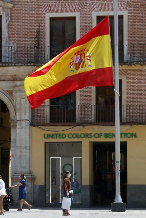 Las banderas de los edificios públicos han ondeado a media asta en sintonía con el luto nacional por las víctimas del coronavirus que decretaba el Gobierno Central la pasada semana.