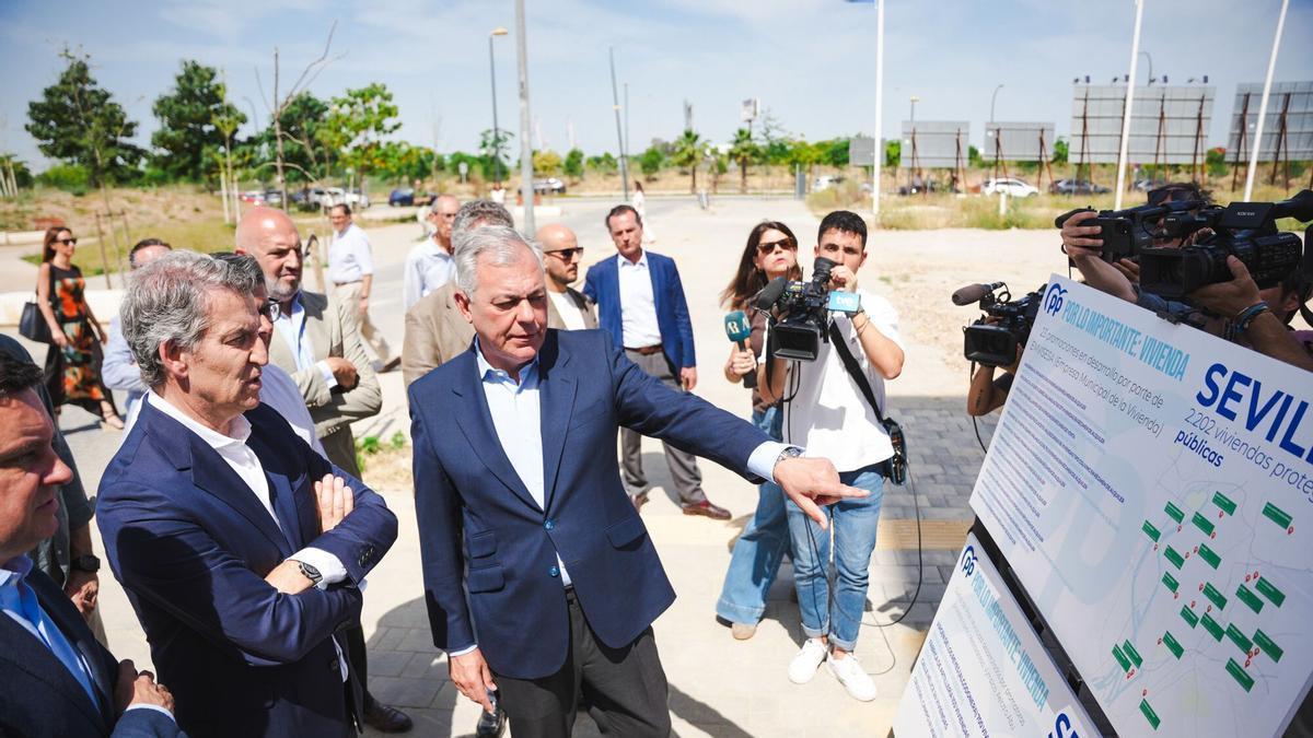El presidente del PP, Alberto Núñez Feijóo, acompañado por el alcalde de Sevilla, José Luis Sanz, supervisa unas viviendas de promoción oficial en Sevilla.