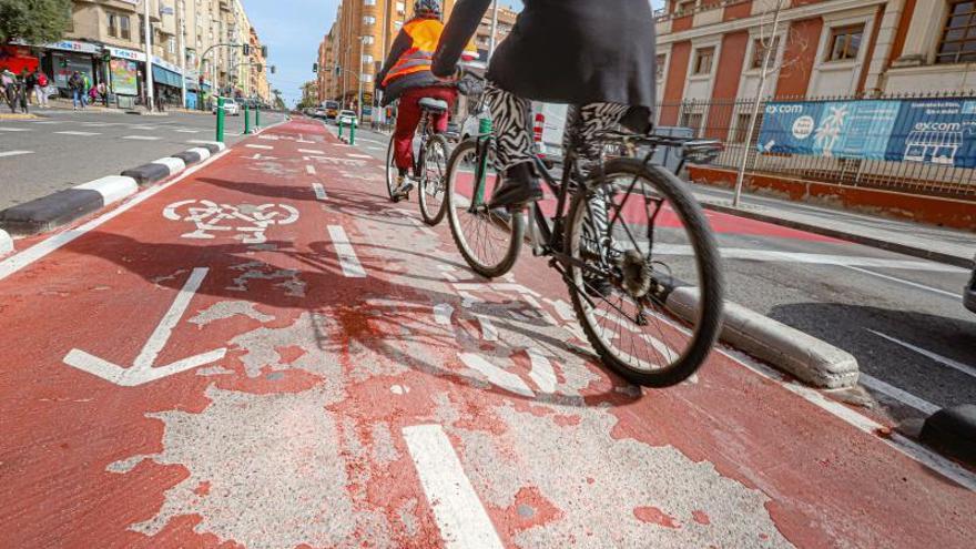 La pintura de los carriles bici de las avenidas de Alicante y Pedro Juan  Perpiñán «se borra» - Información