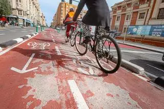 La pintura de los carriles bici de las avenidas de Alicante y Pedro Juan Perpiñán «se borra»