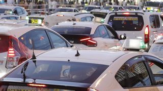 Los taxistas hacen un llamamiento a la paciencia por la alta demanda en la Feria de Córdoba