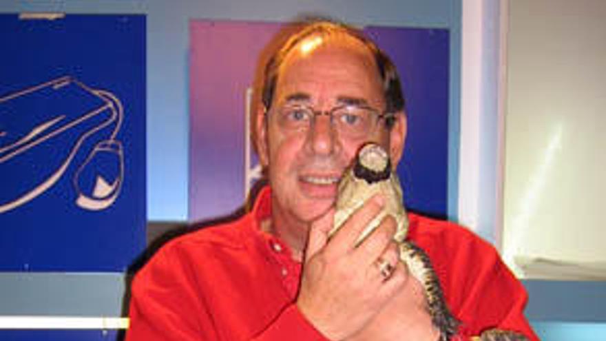 Guillermo Elzo, con una mascota.