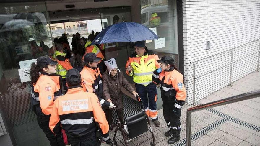 La evacuación de una de las usuarias de la residencia de Cerdeño.