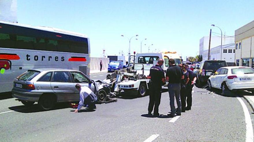 Un conductor pierde el control e impacta  contra otro vehículo