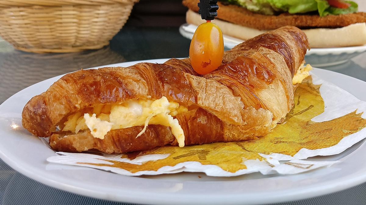 Cruasanes rellenos de 180 París Café, en este caso de huevos revueltos.