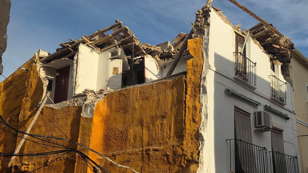La vivienda de tres plantas en ruinas