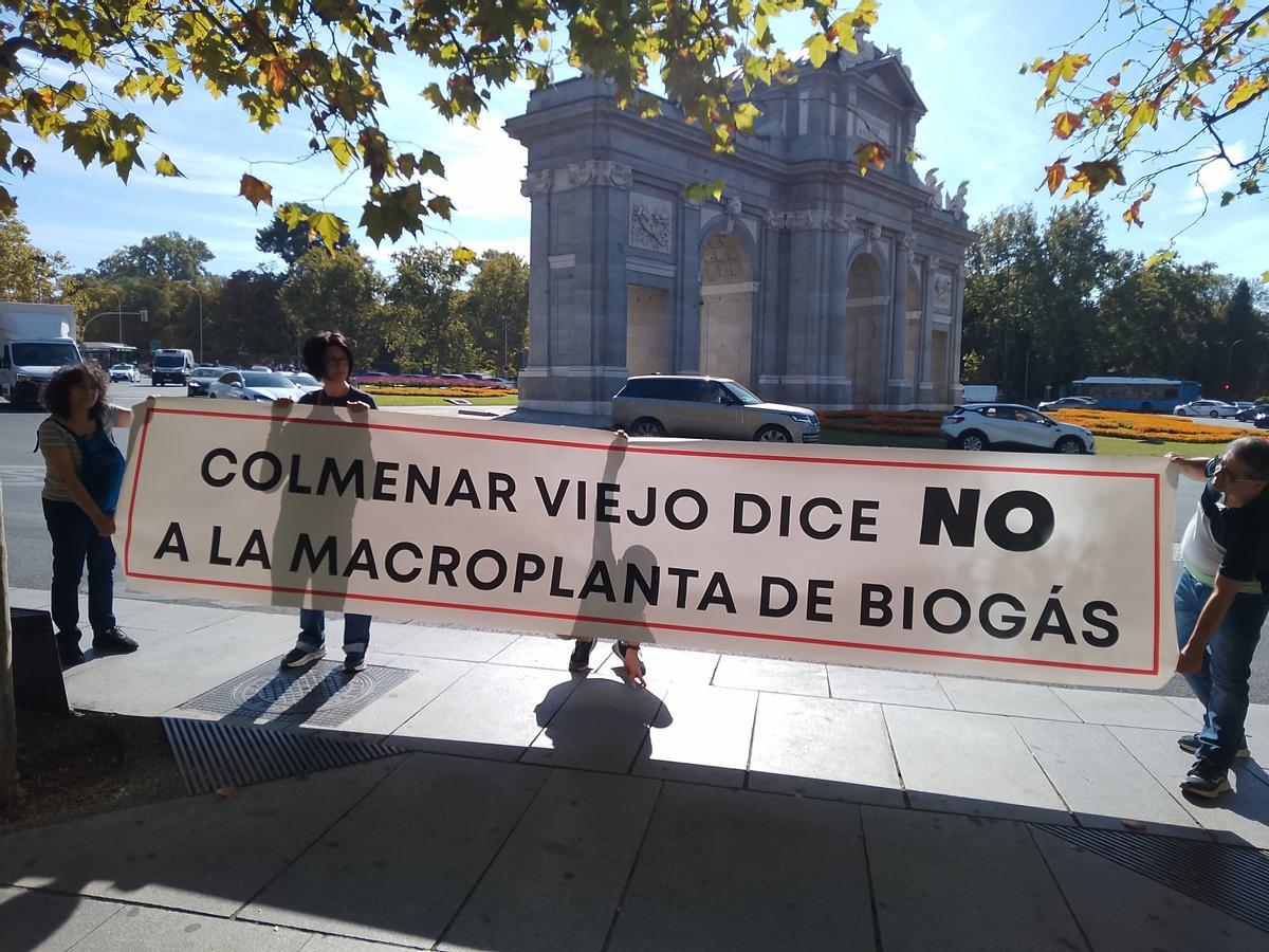 Vecinos de Colmenar Viejo protestan frente a la Puerta de Alcalá.