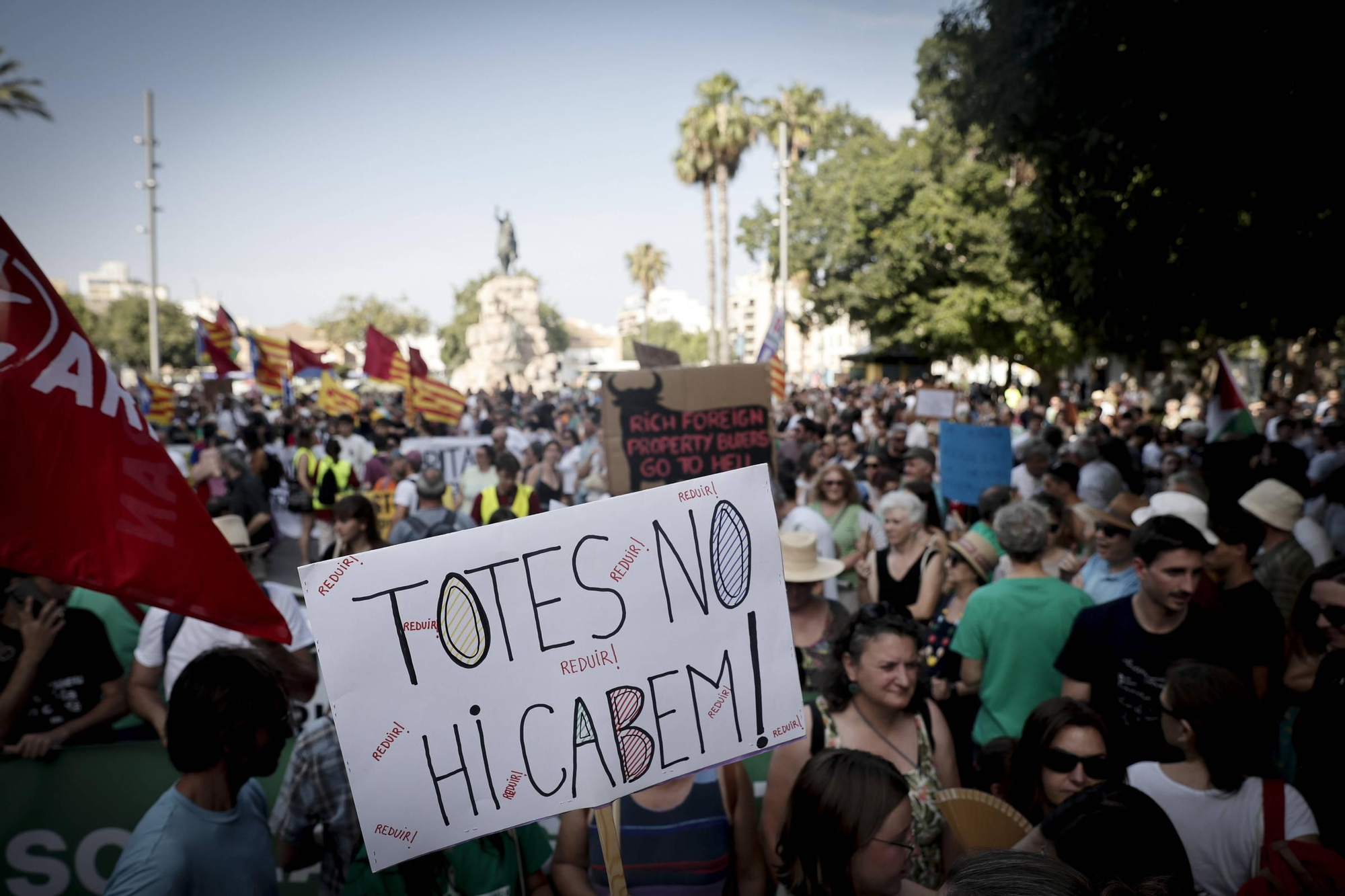Las mejores pancartas y las imágenes de la manifestación contra la saturación turística en Mallorca