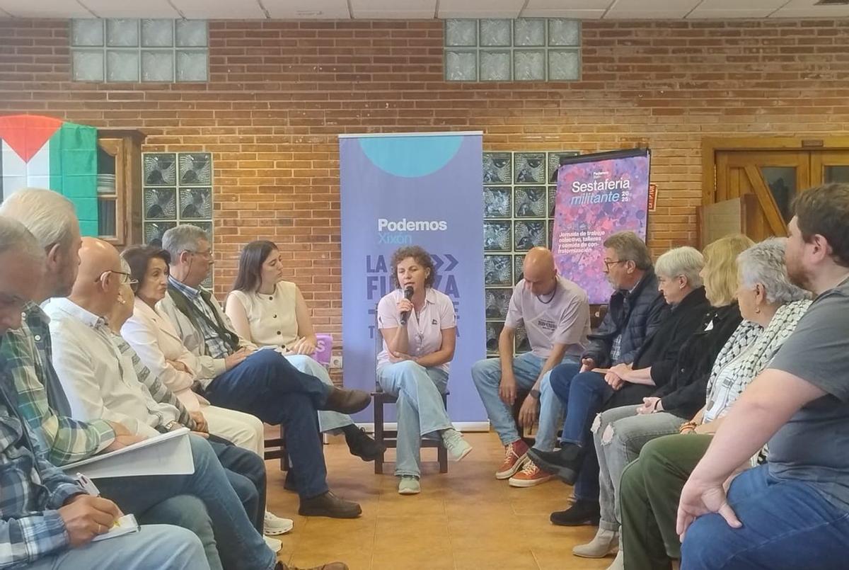 Alejandra Tejón, en el centro, con la concejala Olaya Suárez a su izquierda, en la asamblea del pasado jueves.  | LNE