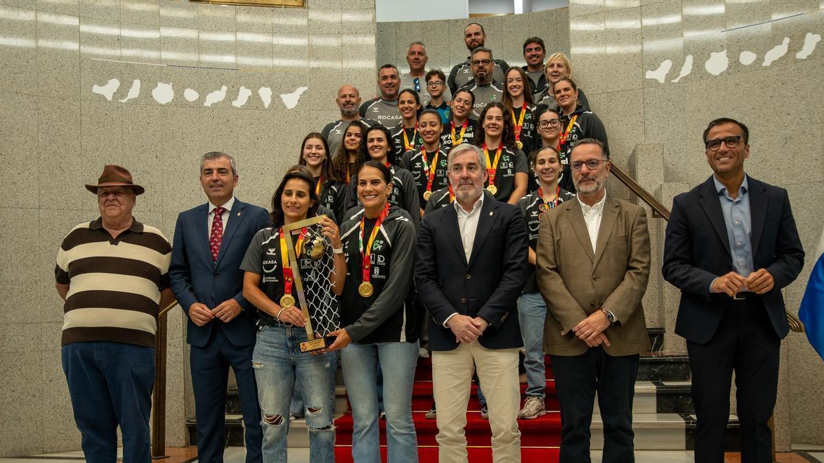 La plantilla del Rocasa fue recibido en Presidencia de Gobierno como flamantes nuevas campeonas de la Liga Guerreras Iberdrola.