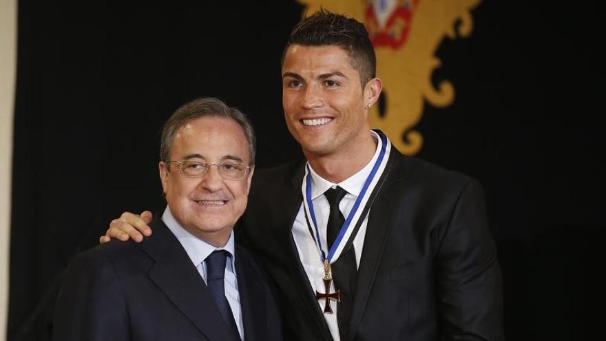 Cristiano Ronaldo, junto a Florentino Pérez.