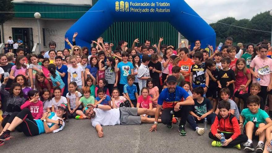 Niños y familias posan en la línea de meta del duatlón, en el colegio de La Fresneda.