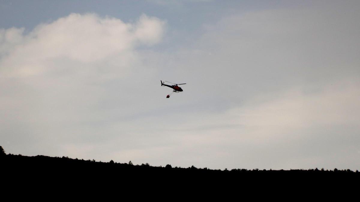 Un helicòpter bombarder a l'incendi d'Aiguamurcia