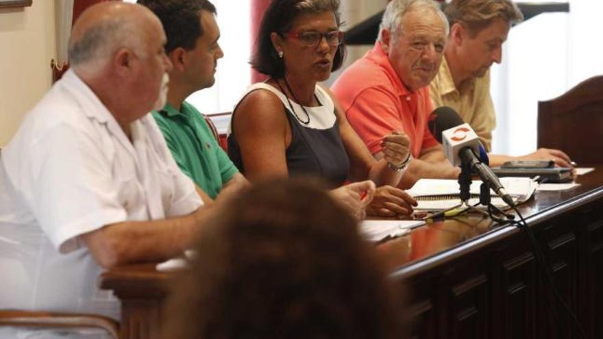 Carmen Pérez de la Mata, en el centro, durante el último Pleno, del 24 de septiembre, entre los ediles de Foro y del PP.