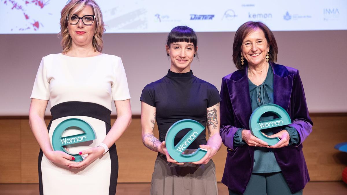 Marta Burillo, Iris Jordán y Ana Santos, con sus galardones.