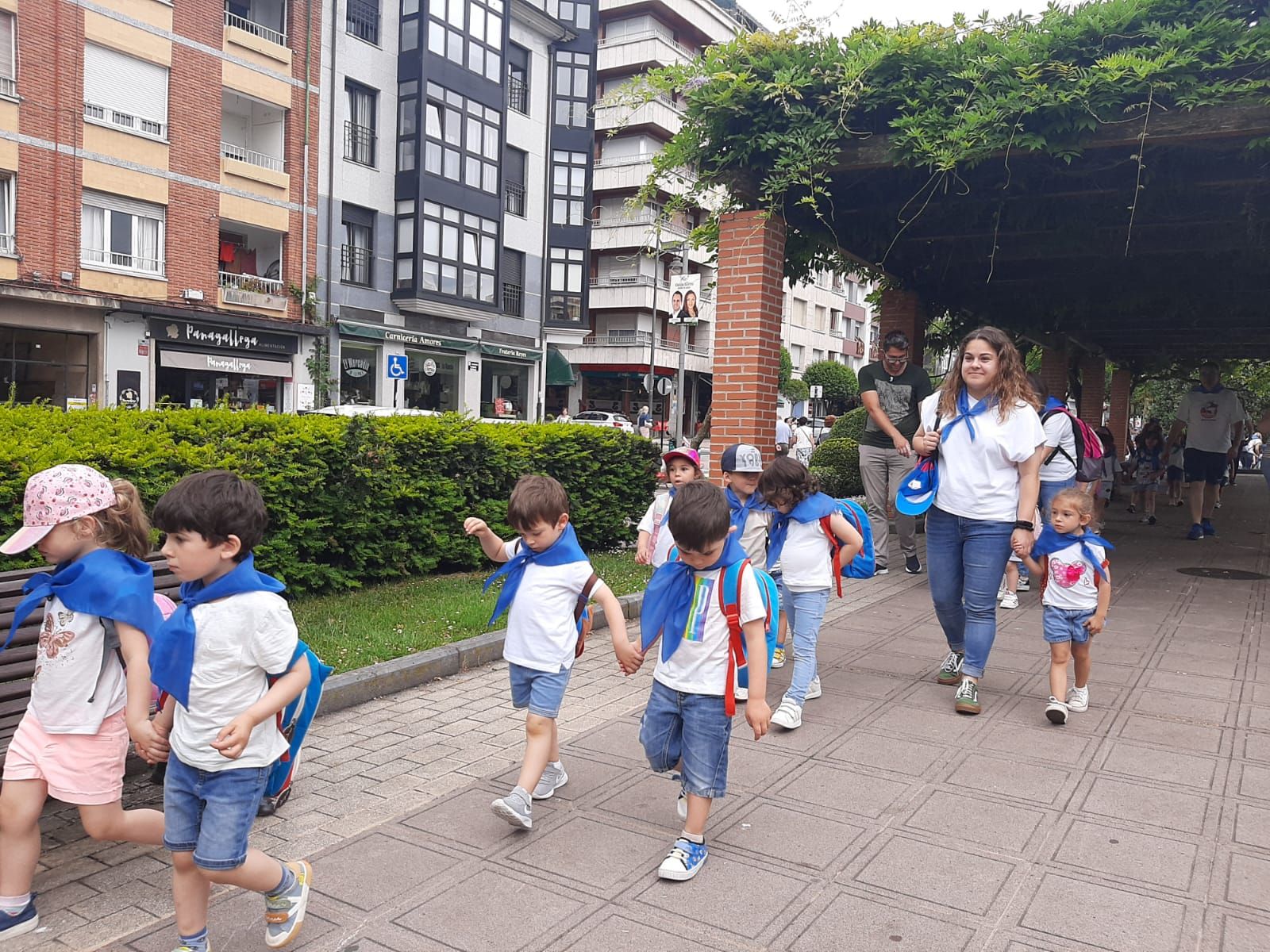 Los niños de la Pola ensayan para el Carmín: así ha sido la romería de la Escuela Peña Careses