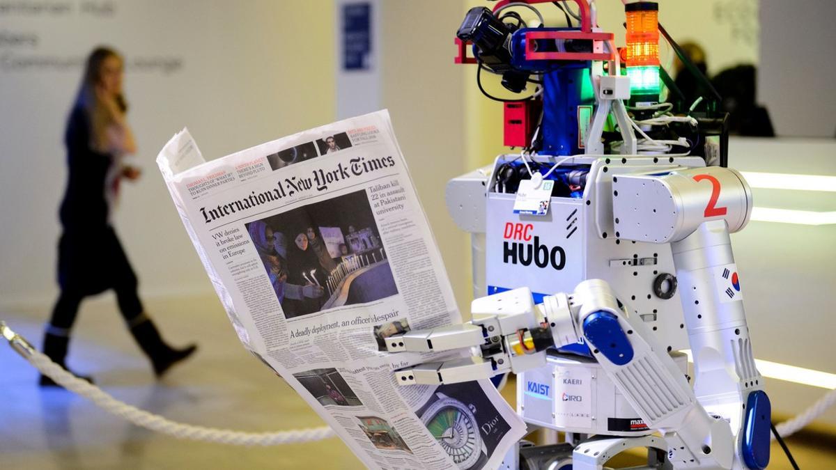 Un robot sostiene un periódico durante una exhibición en Davos, el pasado enero.