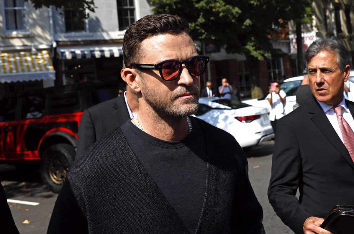 La estrella del pop estadounidense Justin Timberlake (centro) llega al Tribunal de Justicia de Sag Harbor Village en Sag Harbor, Nueva York, EEUU