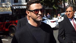 La estrella del pop estadounidense Justin Timberlake (centro) llega al Tribunal de Justicia de Sag Harbor Village en Sag Harbor, Nueva York, EEUU