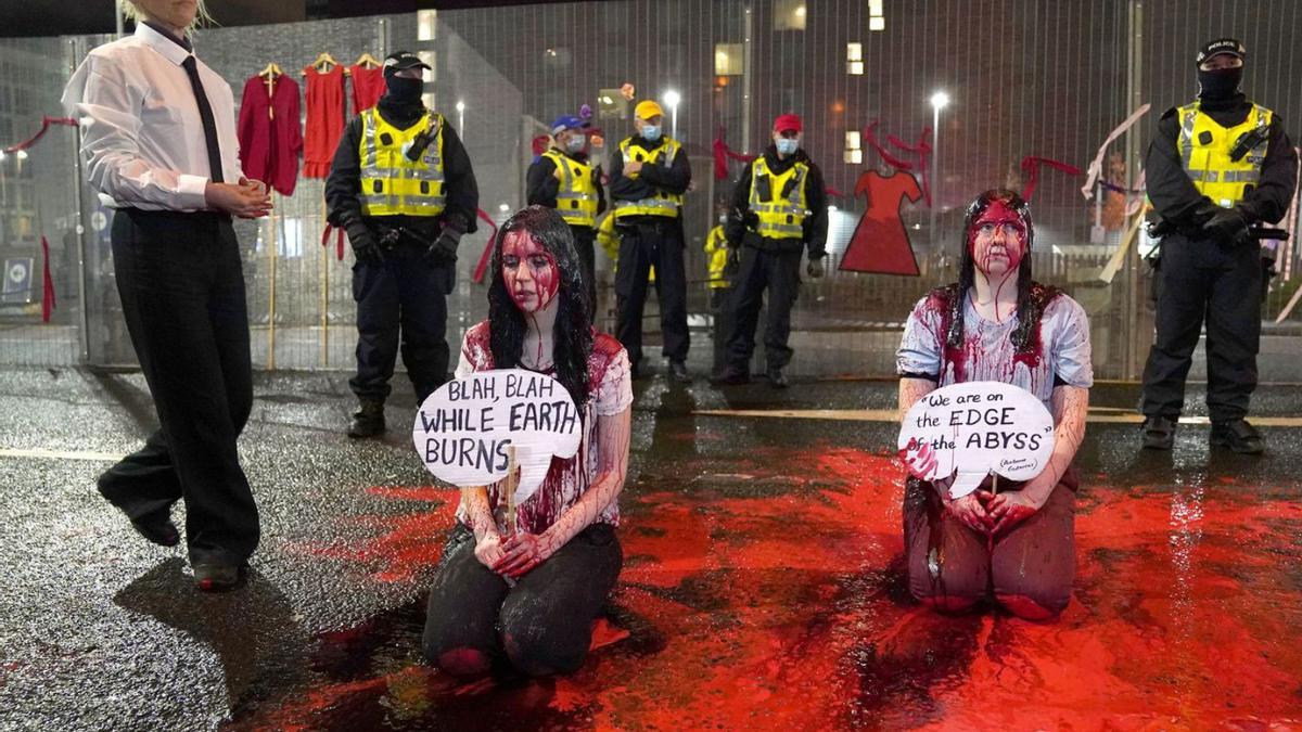 Activistes participen en una espectacular protesta a Glasgow. | EUROPA PRESS