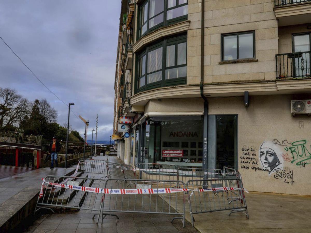 Una de las zonas valladas por un desprendimiento. | IÑAKI ABELLA