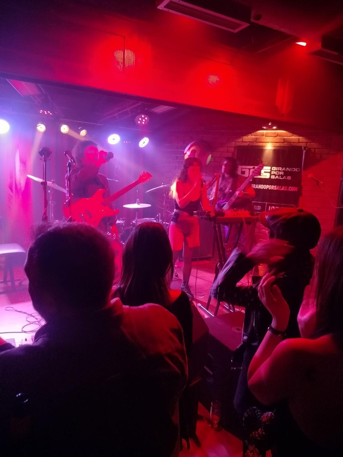 Rabia y rock poderoso en el concierto de "Hermana Furia" en Langreo
