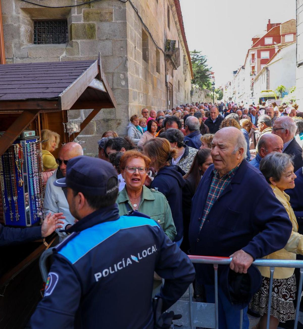 Hubo largas colas en la iglesia desde la misa de once. |   // IÑAKI ABELLA