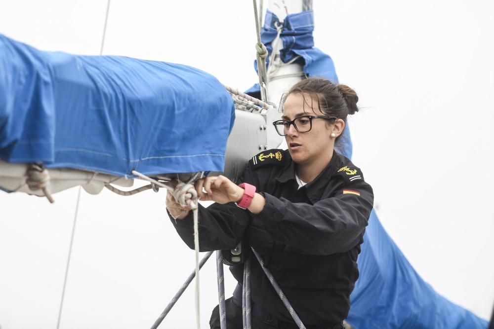 Llegada de tres goletas de la Armada Española y de un barco de la escuela de la Marina Portuguesa a la bahía de Gijón