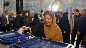 Una iraní deposita su voto en un colegio electoral de Teherán.