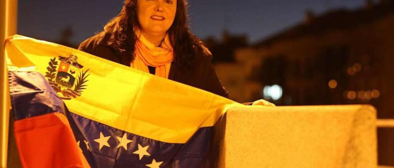 Clara Presas, caraqueña afincada en Lalín, sostiene una bandera de Venezuela. // Bernabé/Gutier