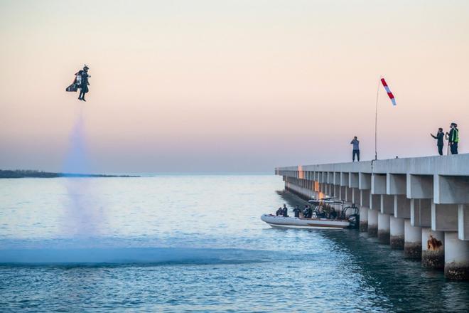 Imagen realizada por la Expo 2020 en la que Vince Reffet, conocido como Jetman, participa en un vuelo sobre la ciudad de Dubai.
