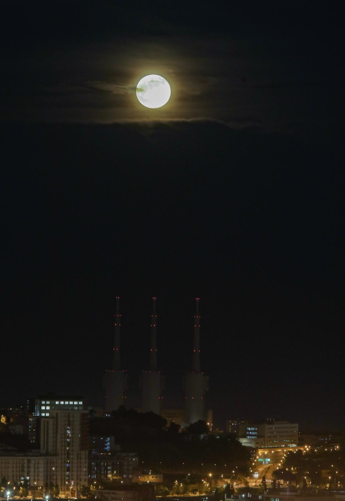 La superluna sobre las tres chimeneas de Sant Adrià de Besòs, fotografiada desde Roquetes, Barcelona.