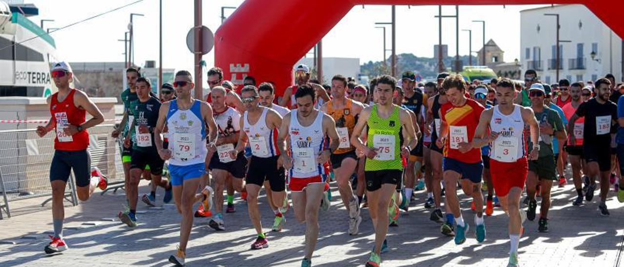 Los corredores del Passeig a Passeig 2023 empiezan a trotar en la salida, ubicada en el puerto de Ibiza. | TONI ESCOBAR