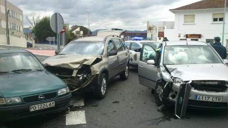 Los vehículos siniestrados ayer en la rotonda de Panxón.  // Vespamiñor