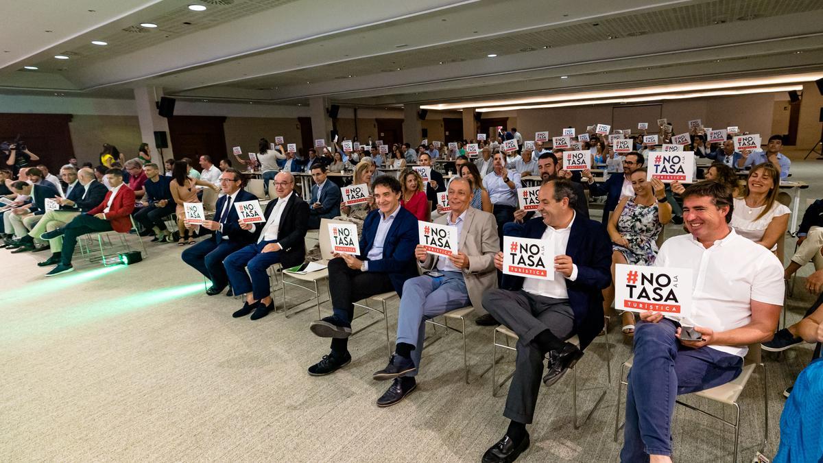 El momento de rechazo a la tasa turística en la asamblea de Hosbec.