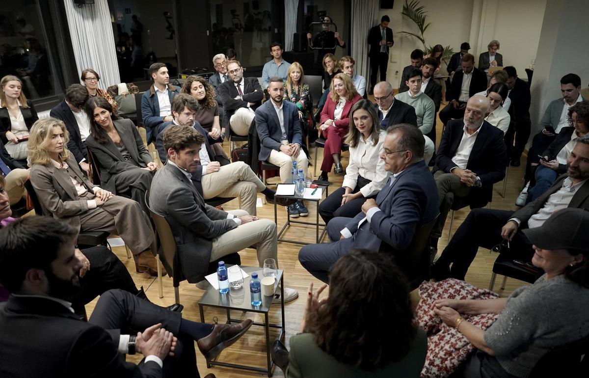 Diálogos (im)posibles en el que han participado María Márquez, portavoz del PSOE en el Parlamento de Andalucía y Juan Carlos Caballero, portavoz del PP en el Ayuntamiento de Valencia. Albert Sáez, director de El Periódico, en el centro junto a ellos