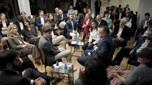 Diálogos (im)posibles en el que han participado María Márquez, portavoz del PSOE en el Parlamento de Andalucía y Juan Carlos Caballero, portavoz del PP en el Ayuntamiento de Valencia. Albert Sáez, director de El Periódico, en el centro junto a ellos