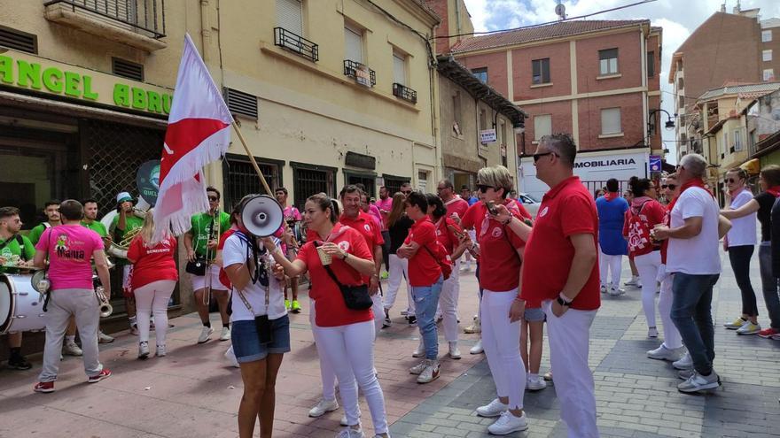 Ronda de vinos y tapas de las peñas por el centro. / E. P.