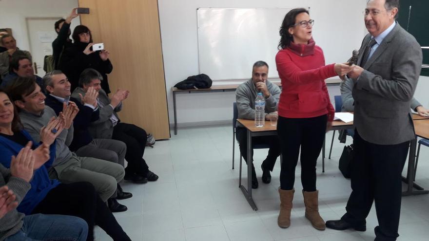 Momento en el que Capó recibe la vara de alcaldía de manos de Liniu Siquier ante la mirada de Francina Armengol