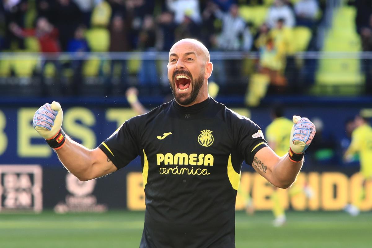 VILLARREAL (CASTELLÓN), 22/01/2023.- El portero del Villarreal Pepe Reina celebra la victoria del equipo durante el partido de LaLiga que Villarreal y Girona disputan este domingo en el estadio de la Cerámica. EFE/ Domenech Castelló