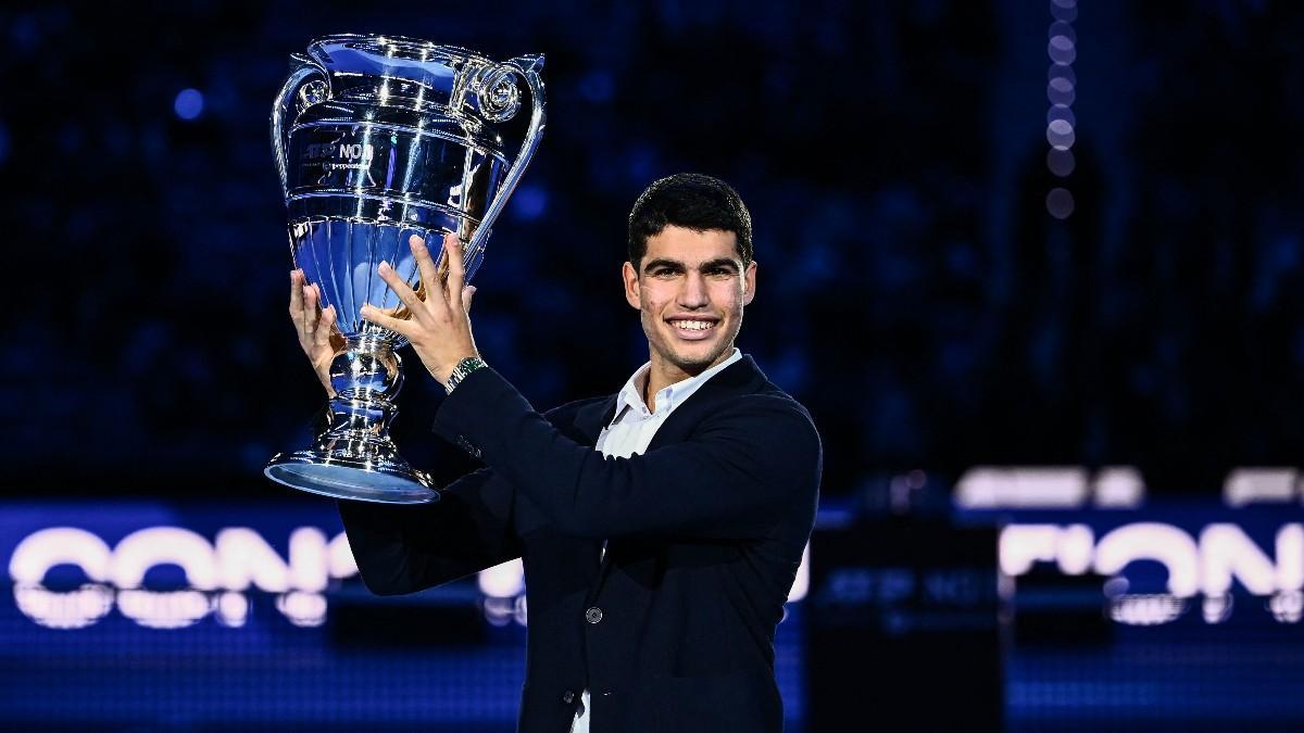 Carlos Alcaraz, con el trofeo que le acredita como número uno