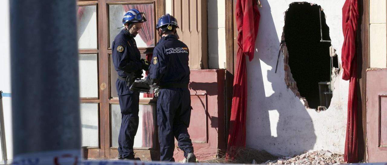 La policia investiga en Teatre y Fonda Milagros.